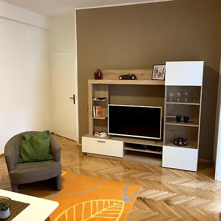 아파트 Tzk Lovely 1 Bedroom With Parking Spot *